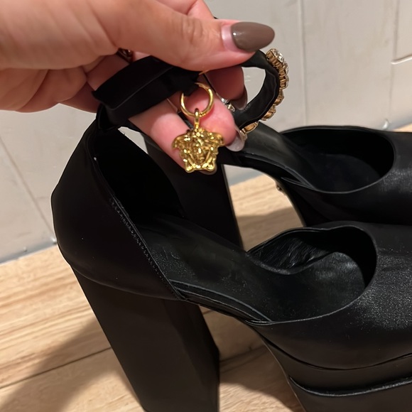 V inspired platform heels - Picture 4 of 5